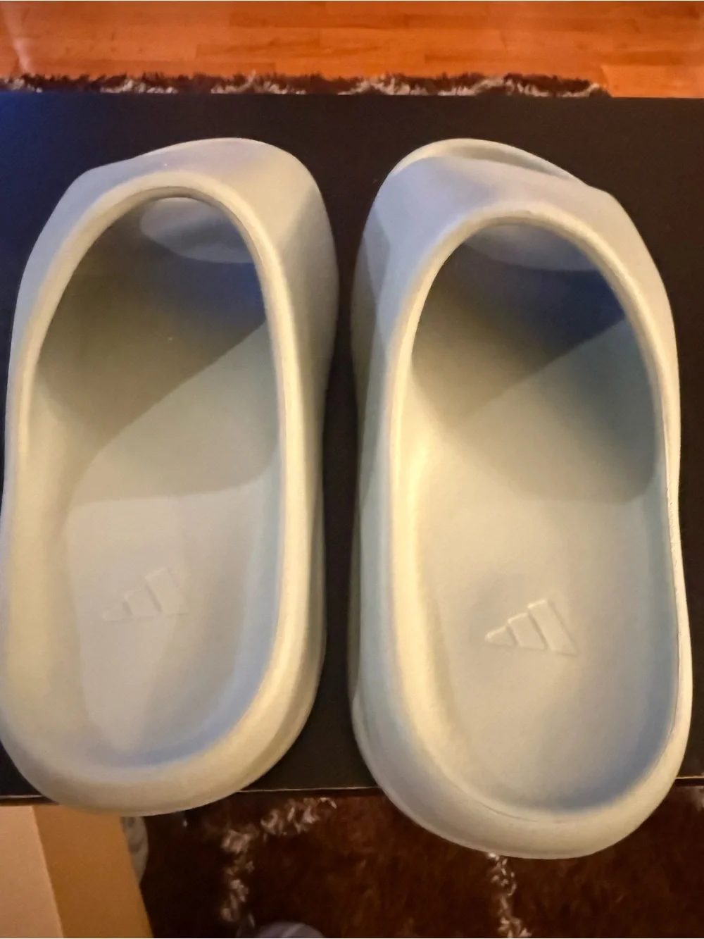 Used Men’s Yeezy Slide salt size 9